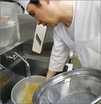 大量のお湯で茹で上げて、冷水で一気に締める。この気合いとタイミングが、独特の歯ごたえと喉ごしを生み出します。