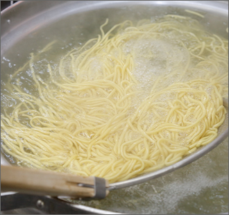 大量のお湯で茹で上げて、冷水で一気に締める。この気合いとタイミングが、独特の歯ごたえと喉ごしを生み出します。